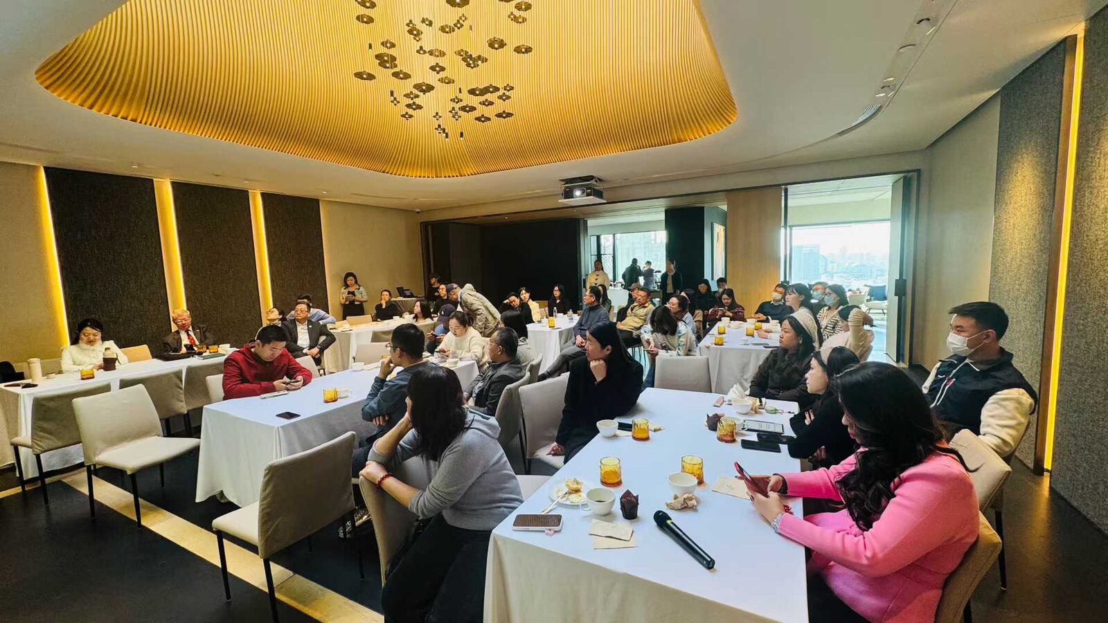 Discussion over breakfast